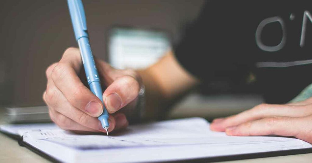 Person holding a blue pen writing out a list of translated coronavirus resources




person holiding a blue pen 