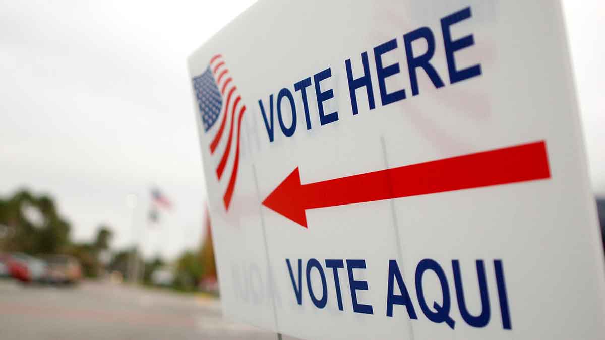 Voting sign written in English and Spanish